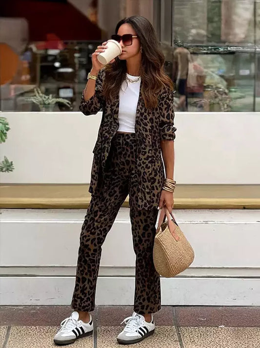 Luzia | Conjunto de vestido y pantalón con estampado de leopardo